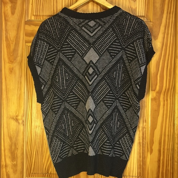 Love Scarlet sweater vest. Zippers on each side, soft and cozy material, medium. - Picture 6 of 8